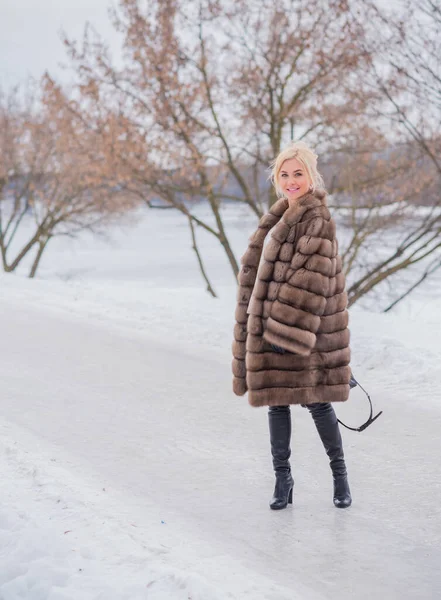 Mooie Elegante Dame Bontjas Natuur Herfst Winterseizoen Tijd Vrouw Met — Stockfoto