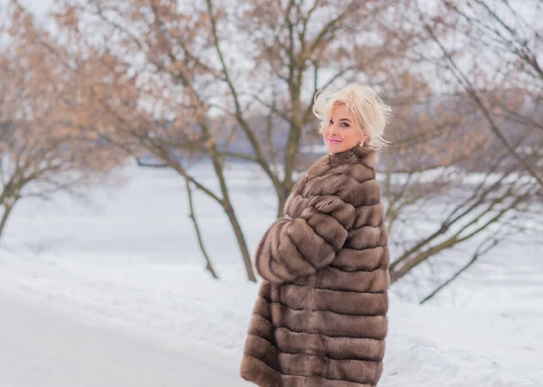 Szép Elegáns Hölgy Szőrme Kabát Természetben Ősz Téli Szezonban Vonzó — Stock Fotó