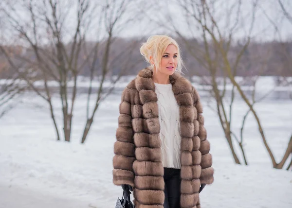 Mooie Elegante Dame Bontjas Natuur Herfst Winterseizoen Tijd Vrouw Met — Stockfoto