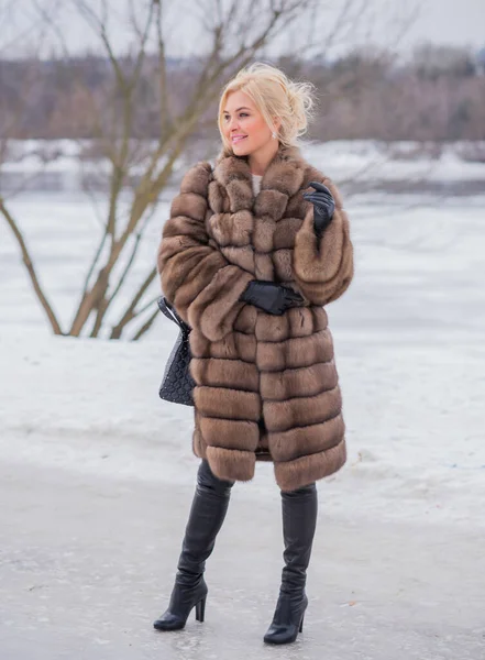 Nice Elegant Lady Fur Coat Nature Autumn Winter Season Time — Stock Photo, Image