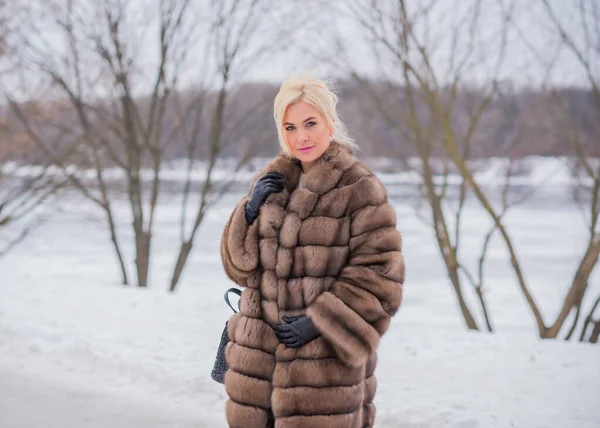 Trevlig Elegant Dam Päls Naturen Höst Vintertid Kvinna Med Attraktivt — Stockfoto