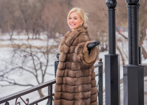 Nice Elegant Lady Fur Coat Nature Autumn Winter Season Time — Stock Photo, Image