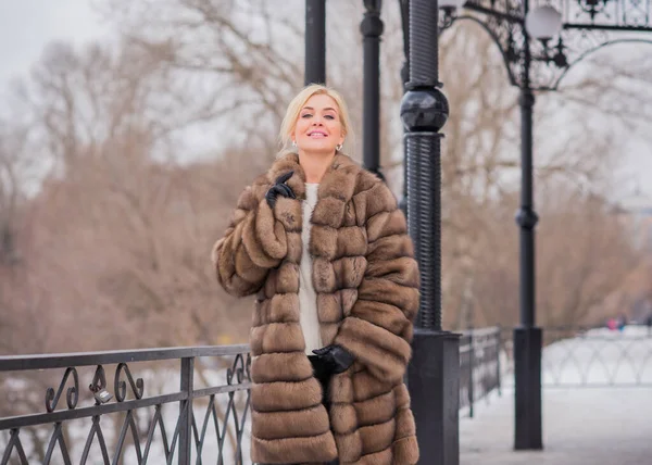 Mooie Elegante Dame Bontjas Natuur Herfst Winterseizoen Tijd Vrouw Met — Stockfoto