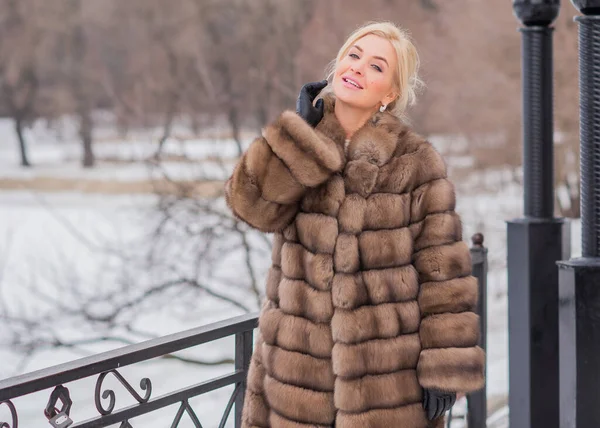 Nice Elegant Lady Fur Coat Nature Autumn Winter Season Time — Stock Photo, Image