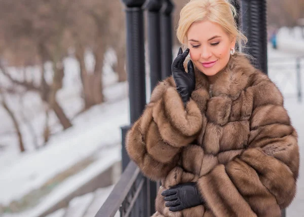 Nice Elegant Lady Fur Coat Nature Autumn Winter Season Time — Stock Photo, Image