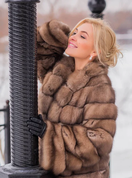 自然の中で毛皮のコートで素敵なエレガントな女性 冬の季節の時間 魅力的な外観を持つ女性 — ストック写真