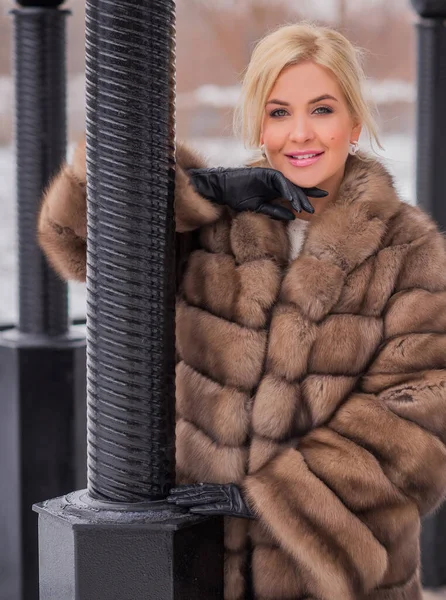自然の中で毛皮のコートで素敵なエレガントな女性 冬の季節の時間 魅力的な外観を持つ女性 — ストック写真