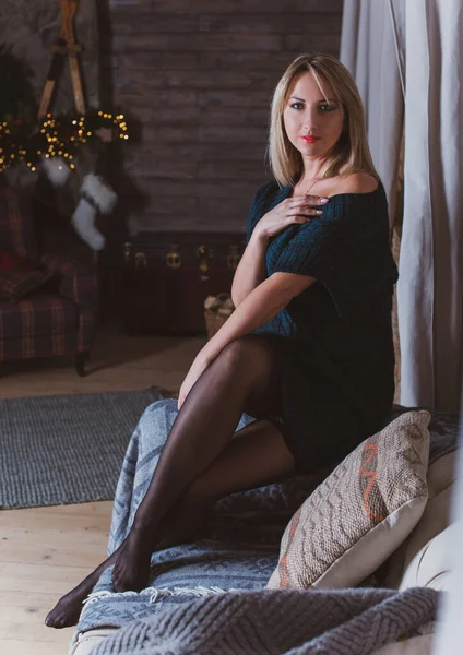 Zimowe Wakacje Uroczystości Koncepcja Ludzi Młoda Seksowna Kobieta Eleganckich Ubraniach — Zdjęcie stockowe