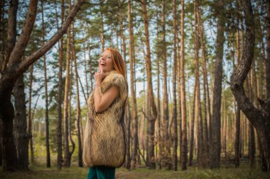 Kızıl saçlı İskandinav modern Viking kadın, ortaçağ atmosferi, kürk giymiş çekici orta yaşlı kadın.