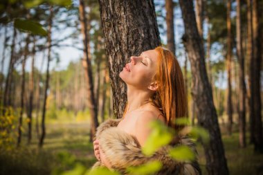 Kızıl saçlı İskandinav modern Viking kadın, ortaçağ atmosferi, kürk giymiş çekici orta yaşlı kadın.