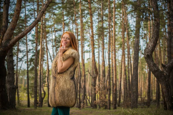 Rudowłosa Skandynawska Nowoczesna Wiking Kobieta Średniowieczna Atmosfera Atrakcyjna Kobieta Średnim — Zdjęcie stockowe