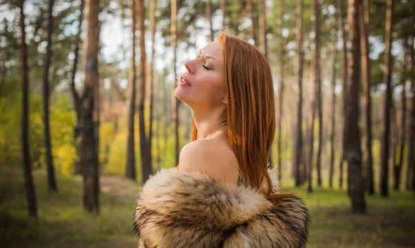Rudowłosa Skandynawska Nowoczesna Wiking Kobieta Średniowieczna Atmosfera Atrakcyjna Kobieta Średnim — Zdjęcie stockowe