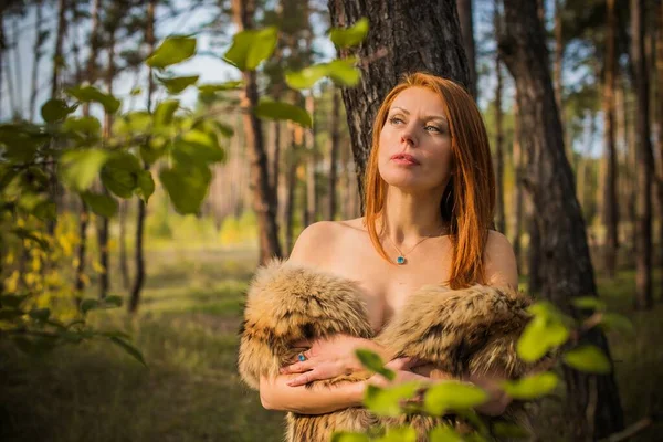 Pelirroja Mujer Vikinga Moderna Escandinava Ambiente Medieval Atractiva Mujer Mediana — Foto de Stock