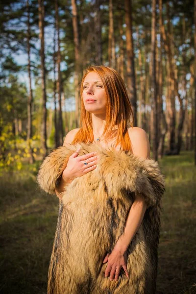 Pelirroja Mujer Vikinga Moderna Escandinava Ambiente Medieval Atractiva Mujer Mediana — Foto de Stock