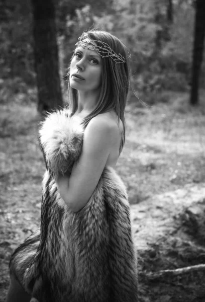 Ruiva Escandinava Moderna Viking Mulher Atmosfera Medieval Atraente Mulher Meia — Fotografia de Stock