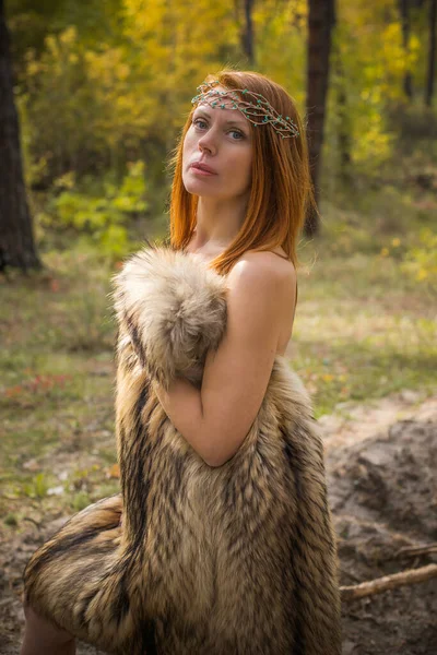 Pelirroja Mujer Vikinga Moderna Escandinava Ambiente Medieval Atractiva Mujer Mediana — Foto de Stock