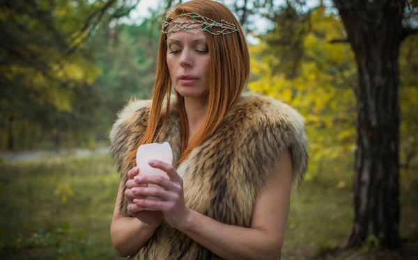 Pelirroja Mujer Vikinga Moderna Escandinava Ambiente Medieval Atractiva Mujer Mediana — Foto de Stock
