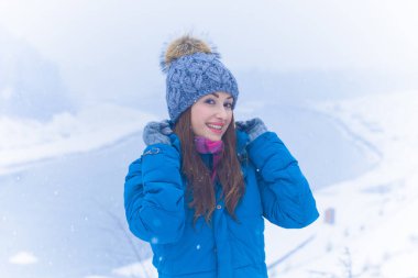 Karlı dağlarda yürür ve dinlenir. Orman, dağ manzarası, tepelerde kar. Kış iyi bir tatil için büyülü zaman.