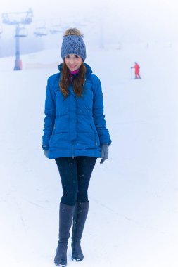 Karlı dağlarda yürür ve dinlenir. Orman, dağ manzarası, tepelerde kar. Kış iyi bir tatil için büyülü zaman.