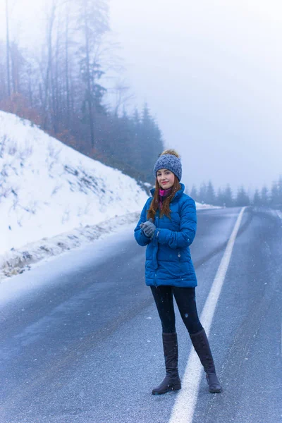 Kvinna Promenad Och Vila Snöig Fjällskog Alpin Utsikt Snö Kullar — Stockfoto