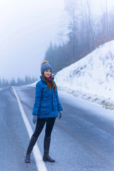 Женщина Гуляет Отдыхает Заснеженных Горах Леса Альпийский Вид Снег Холмах — стоковое фото