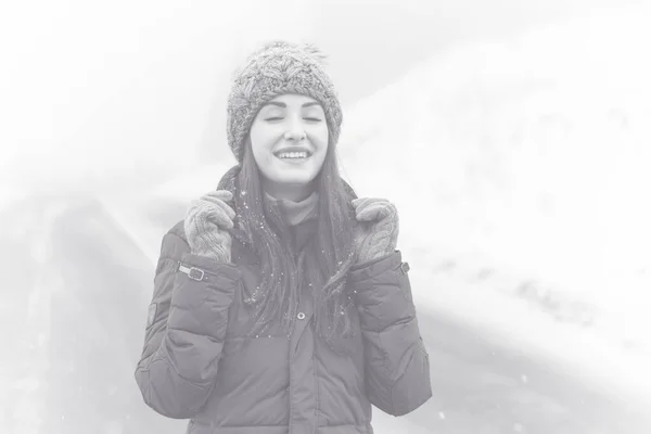 女性の散歩や雪の山の森 高山の景色 丘の上に雪の残りの部分 良い休暇のための冬の魔法の時間 — ストック写真