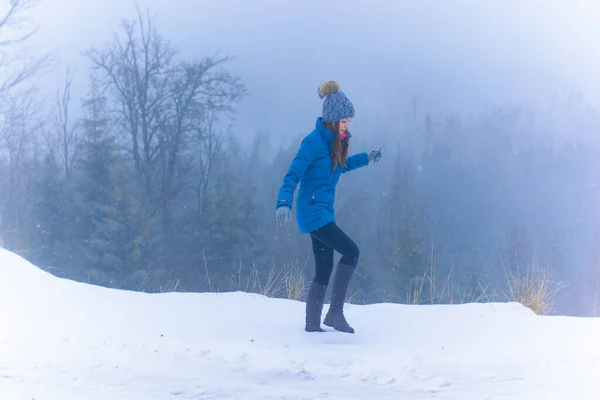 Kvinde Hvile Sneklædte Bjerge Skov Alpine Udsigt Sne Bakker Vinter - Stock-foto