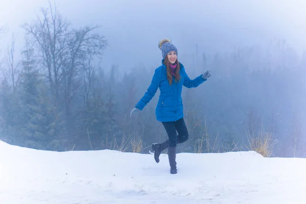 Kvinna Promenad Och Vila Snöig Fjällskog Alpin Utsikt Snö Kullar — Stockfoto