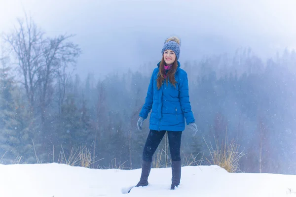 Γυναίκα Πόδια Και Ξεκούραση Χιονισμένα Βουνά Δάσος Αλπική Θέα Χιόνι — Φωτογραφία Αρχείου
