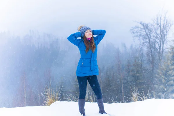 女人在雪山森林里散步和休息 高山景色 高山上的雪 寒冬是个美妙的假期 — 图库照片