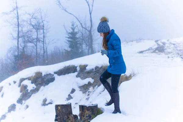 Kvinde Hvile Sneklædte Bjerge Skov Alpine Udsigt Sne Bakker Vinter - Stock-foto