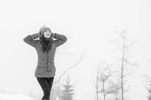 Mujer Caminar Descansar Las Montañas Nevadas Bosque Vista Alpina Nieve —  Fotos de Stock