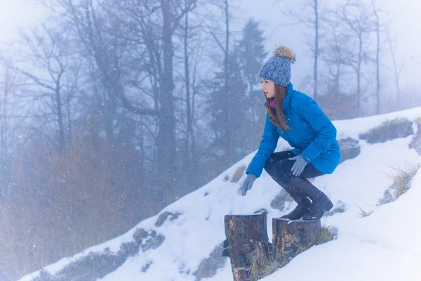 女人在雪山森林里散步和休息 高山景色 高山上的雪 寒冬是个美妙的假期 — 图库照片