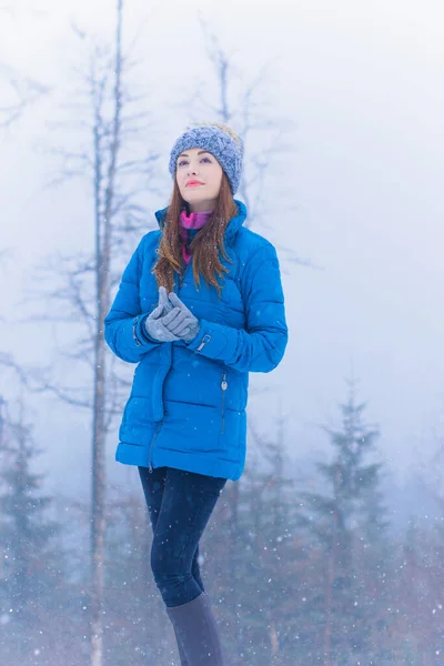 Kvinna Promenad Och Vila Snöig Fjällskog Alpin Utsikt Snö Kullar — Stockfoto