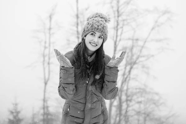 女人在雪山森林里散步和休息 高山景色 高山上的雪 寒冬是个美妙的假期 — 图库照片