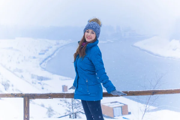 Femme Promenade Repos Dans Forêt Enneigée Des Montagnes Vue Alpine — Photo