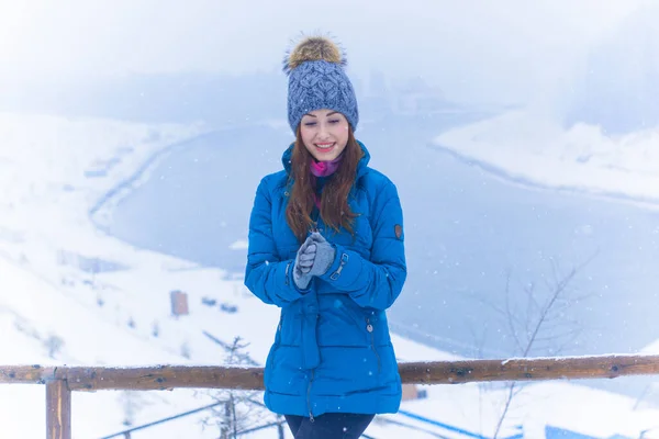 Mujer Caminar Descansar Las Montañas Nevadas Bosque Vista Alpina Nieve —  Fotos de Stock