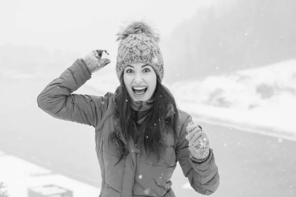 Donna Camminare Riposare Nella Foresta Montagne Innevate Vista Alpina Neve — Foto Stock