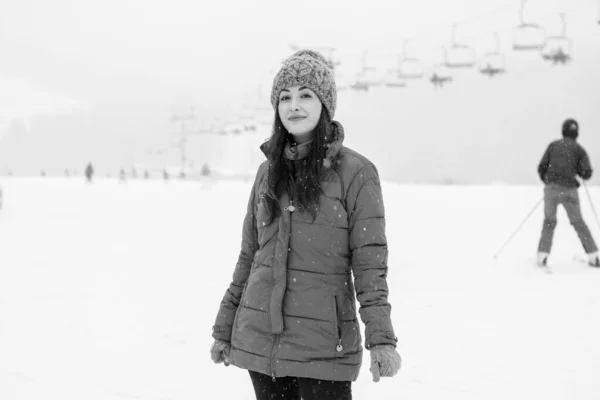 Mujer Caminar Descansar Las Montañas Nevadas Bosque Vista Alpina Nieve —  Fotos de Stock