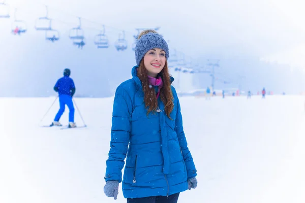 Mulher Caminhar Descansar Montanhas Nevadas Floresta Vista Alpina Neve Colinas — Fotografia de Stock