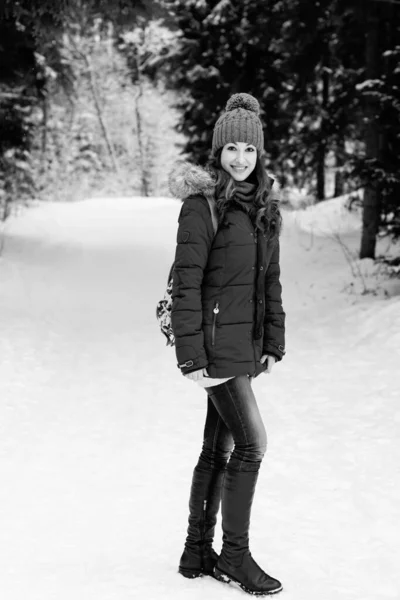 Glückliche Süße Frau Schnee Die Nach Oben Blickt Winterwetter Titelbild — Stockfoto