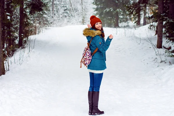 Mujer Linda Feliz Nieve Mirando Hacia Arriba Imagen Temática Del — Foto de Stock