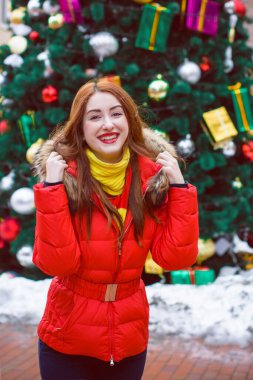 Kış zamanı. Tatil konsepti, soğuk kışta kadın, Noel 'i şehir caddesinde kutla.