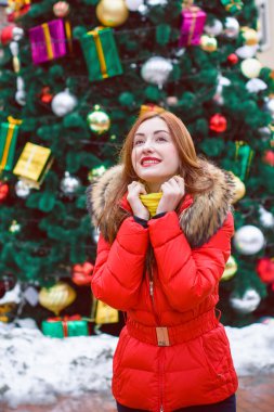 Kış zamanı. Tatil konsepti, soğuk kışta kadın, Noel 'i şehir caddesinde kutla.