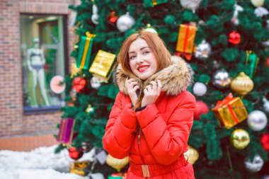 Kış zamanı. Tatil konsepti, soğuk kışta kadın, Noel 'i şehir caddesinde kutla.