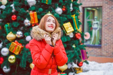 Kış zamanı. Tatil konsepti, soğuk kışta kadın, Noel 'i şehir caddesinde kutla.