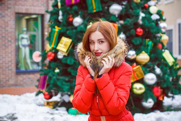 Tempo Inverno Concetto Vacanze Donna Freddo Inverno Festeggiare Natale Strada — Foto Stock