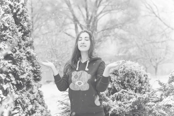 Mujer Linda Feliz Nieve Mirando Hacia Arriba Imagen Temática Del —  Fotos de Stock