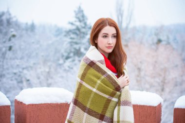 Tatil günleri, Noel kış zamanı. Tatilde olan bir kadın dışarıda yürüyor. Sıcak giyimli bir kız, kadın modası konsepti. Çok güzel bir kış tarzı.