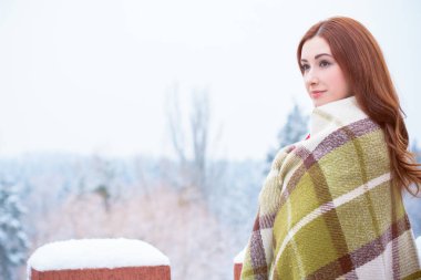 Tatil günleri, Noel kış zamanı. Tatilde olan bir kadın dışarıda yürüyor. Sıcak giyimli bir kız, kadın modası konsepti. Çok güzel bir kış tarzı.